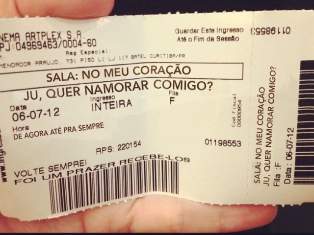 Ele mandou você ler o ingresso do cinema que ele não havia lhe entregado