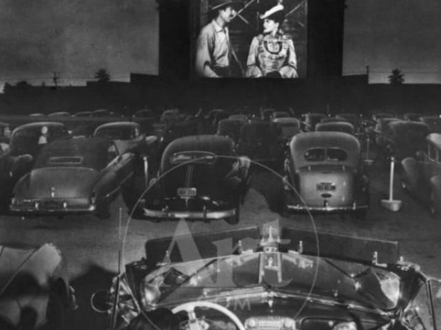 drive in (para quem não sabe, é um cinema só que você se senta em seu carro, e é ao ar livre)