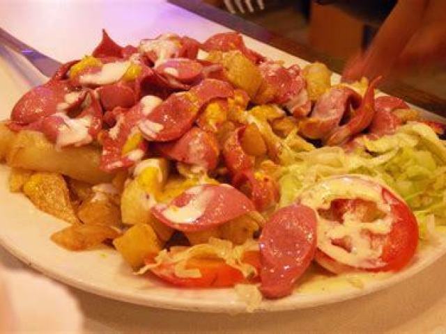 Salada de tomate e repolho, calabresa e damasco