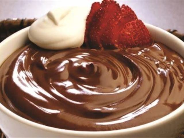 Mousse de chocolate, com creme e moranguinhos cortados