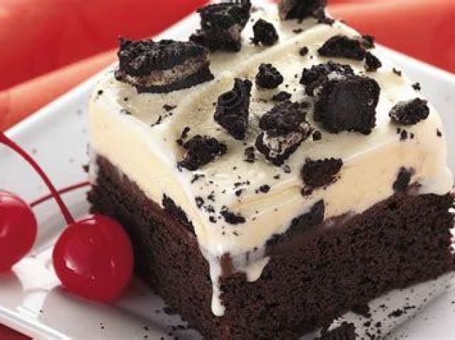 Bolo de chocolate com creme de pudim de baunilha e pedaços de Oreo