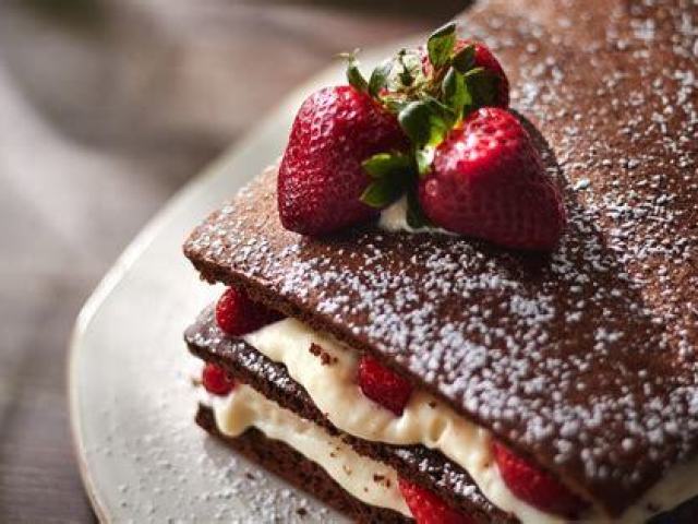 -Torta de chocolate, creme de baunilha e morangos! Nós queríamos diferenciar então fizemos em retângulo!