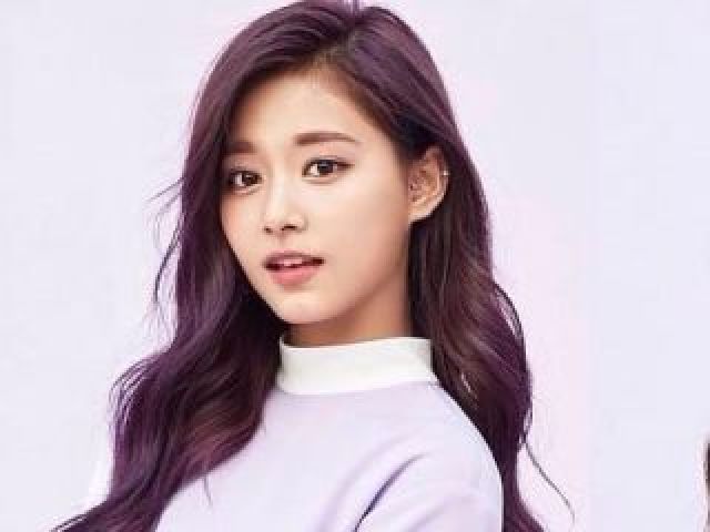 > Tzuyu.