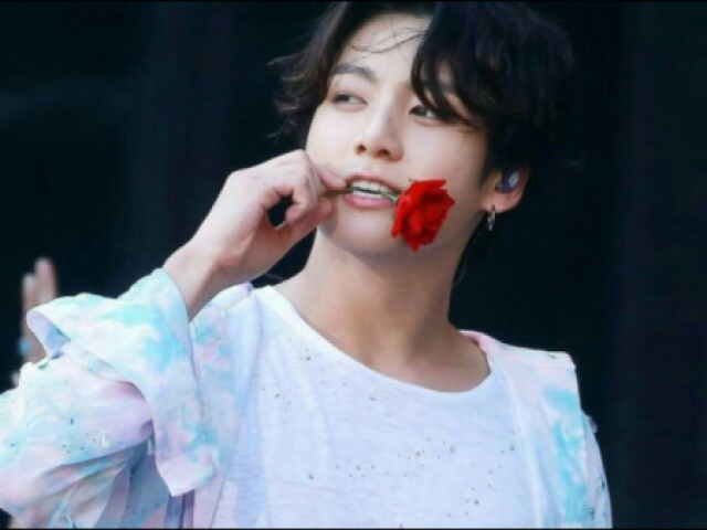 Uau...v..vc está muito linda...desde de quando eu te vi pela primeira vez...
-Oque kook?
N...nada!