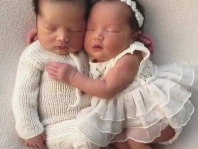 Um casal
Menina e menino
