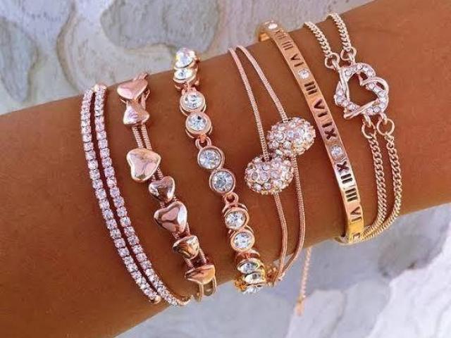 Várias pulseiras!