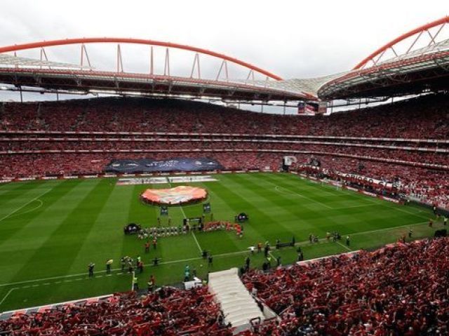 ESTÁDIO DE FUTEBOL