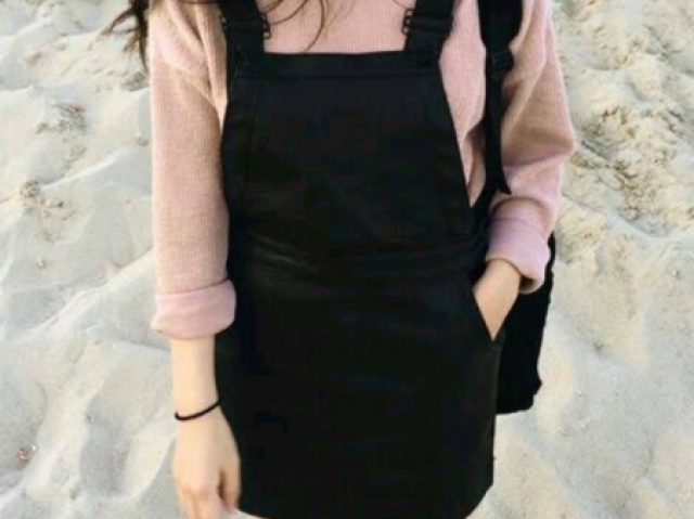 +um tênis rosa e meias de gatinho....MT TOOP
