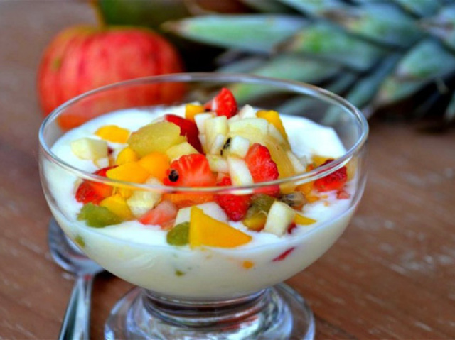 Salada de frutas com iogurt bem nutritivo