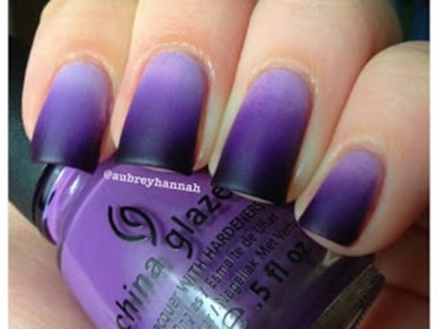 Roxo.