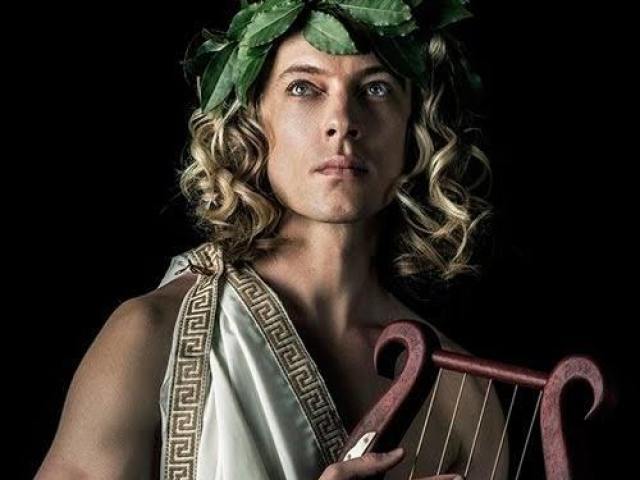 Na Grécia era a forma com que os artistas pediam a plateia que invocassem os deuses da arte.