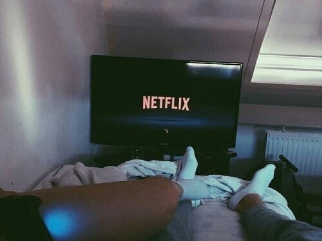 Assistir Netflix abraçados.