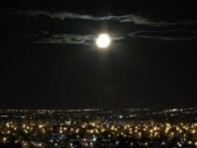 Noite.É tão bom ver a lua,parece que ela está bem pertinho de mim!