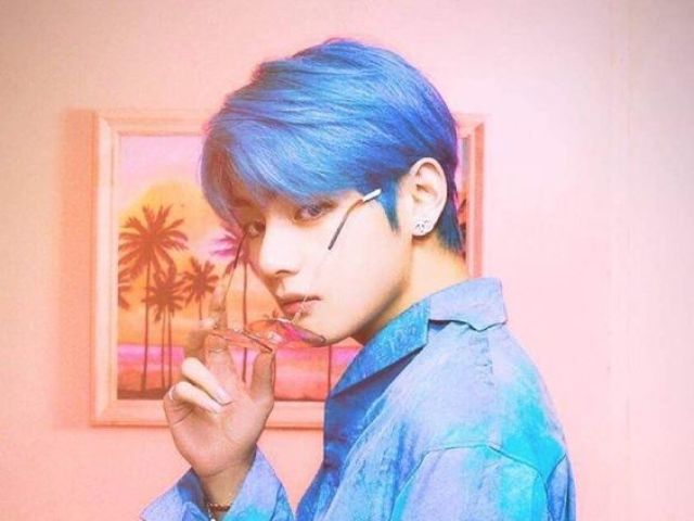 Tae e cabelo azul