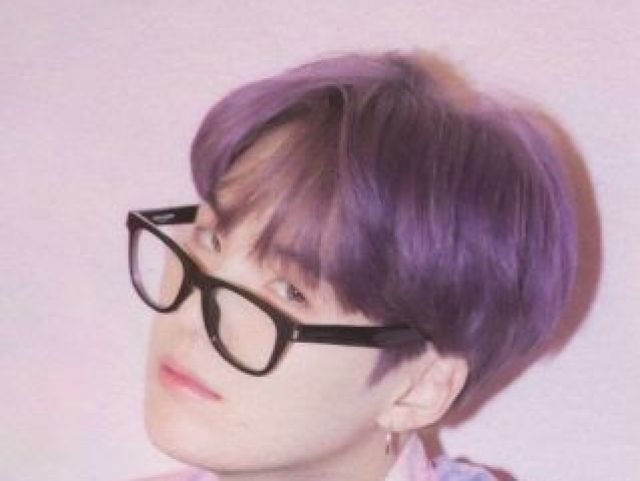 Suga e cabelo roxo