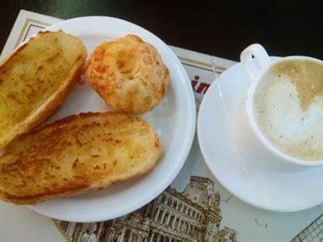 Pão na chapa e um café com leite