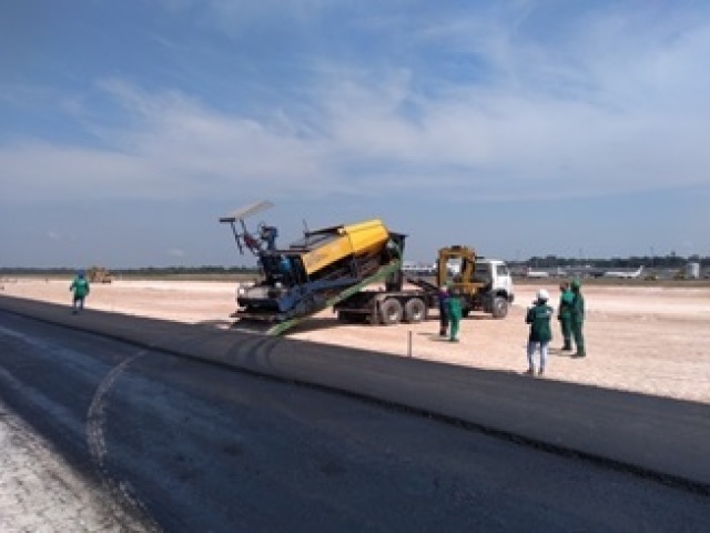 Equipamentos na lateral da Pista.