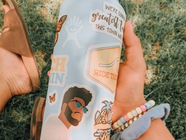 Uma hydro flask mais básica com várias figurinhas