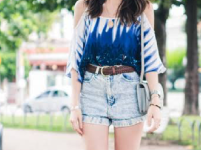 Blusa azul fofa
Short jeans com sinto