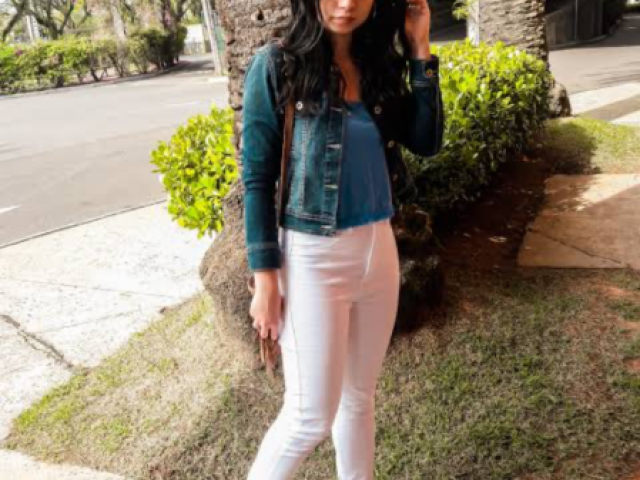 Blusa azul
Jaqueta com manga
Calça rosa