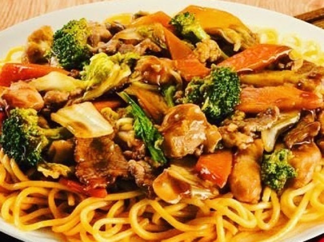 Refrigerante com yakssoba