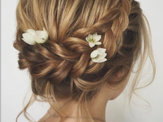 Cabelo com tranças e muitas flores