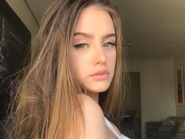Loira de olhos verdes....