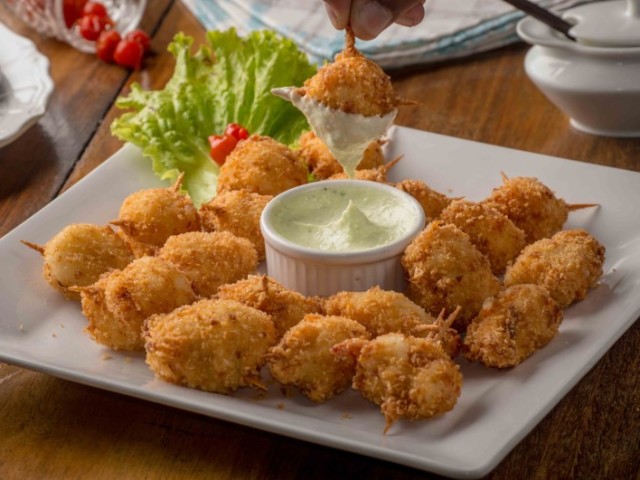 Coxinha de frango frita com catupiri