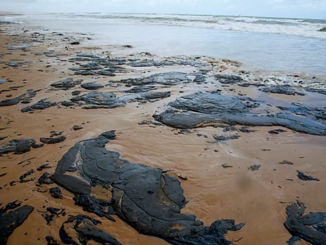 Petróleo em águas do litoral brasileiro