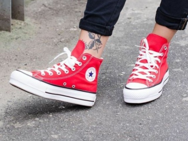 Um tênis converse vermelho de cano alto