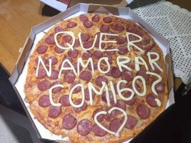 Assim que eu abro a pizza me deparo com isso