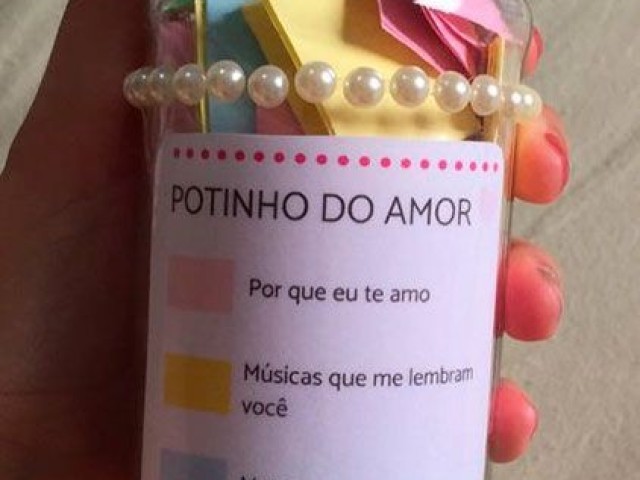 Me entregou isso, depois me perguntou se eu gostaria de namorar com ele