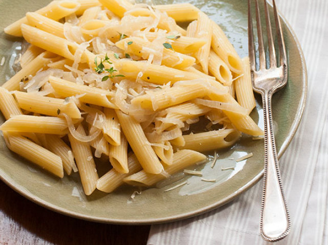 Macarrão com molho de cebola