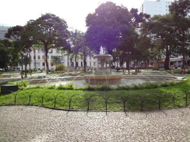 A mesma praça onde conversaram pela primeira vez