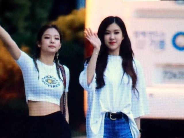 Festa na boate com Rosé e Jennie♡