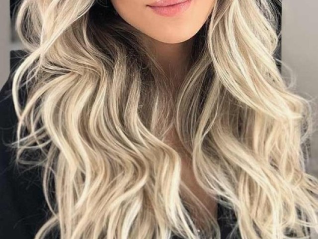 Cabelo longo com mechas claras