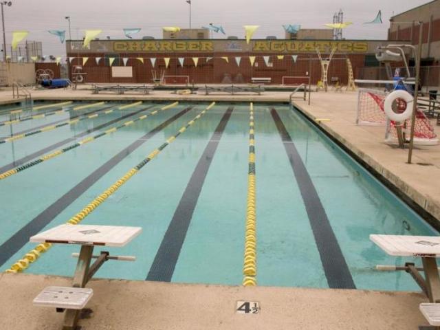 Na piscina da escola