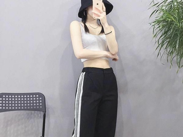 Um roupa folgada. Calças pantalonas são perfeitas e confortáveis