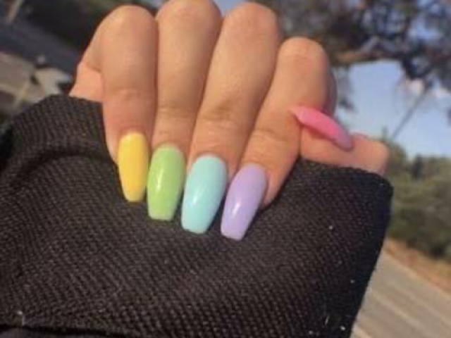 Amei,unhas coloridas e comigo mesmo