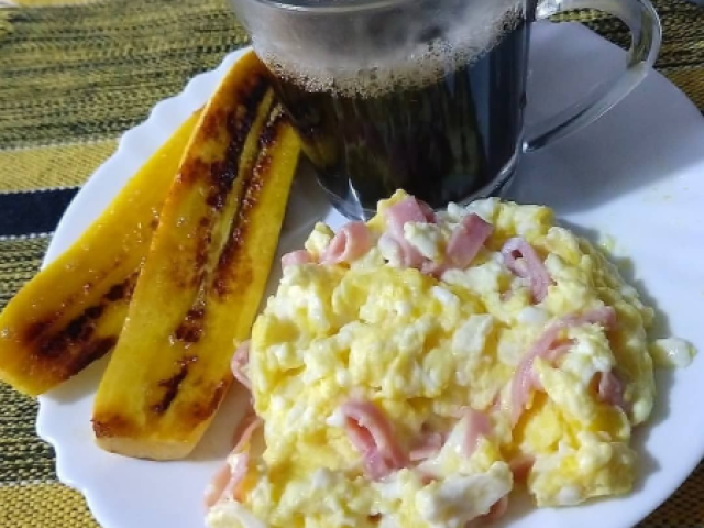 Um café com omelete☺️