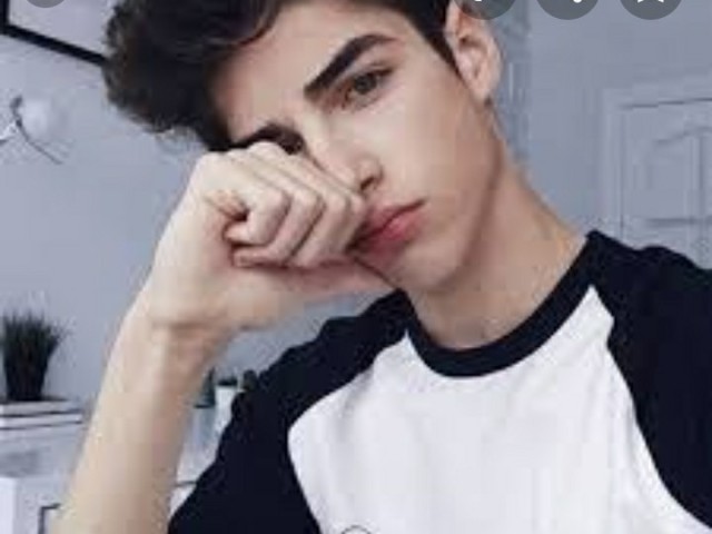 Essa foi a foto que ele tava estudando, aí, eu fui fazer uma surpresa pra ele é ele ficou com essa cara e eu tirei fotoo
