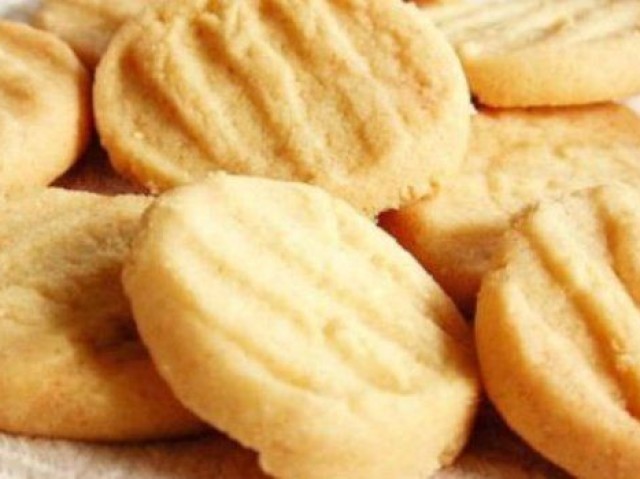 Biscoitos simples mais atrás tem pasta americana rosa!