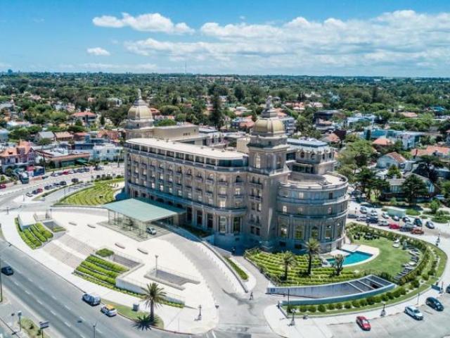 Próximo a baladas e restaurantes