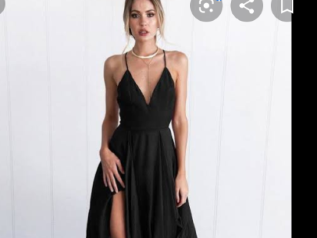 Um vestido preto com fenda bem lindo.