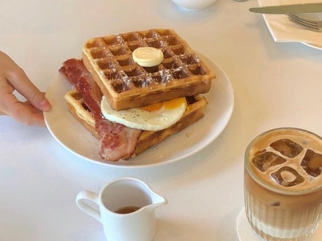 Waffles. Ovos. Bacon. Tem coisa melhor?