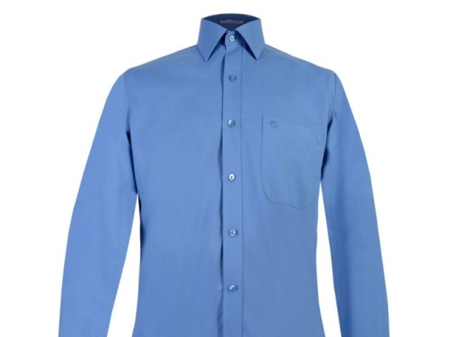 Uma camisa.
