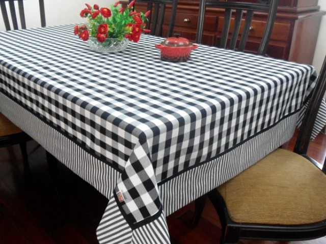 Uma toalha de mesa.