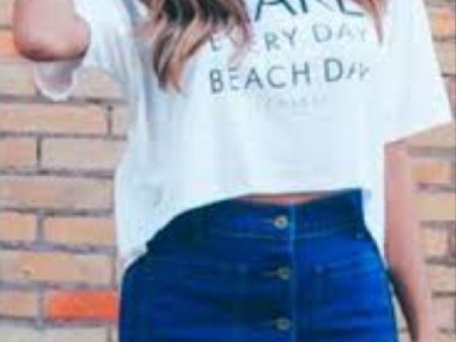 Uma blusa tumblr e um shorts saia