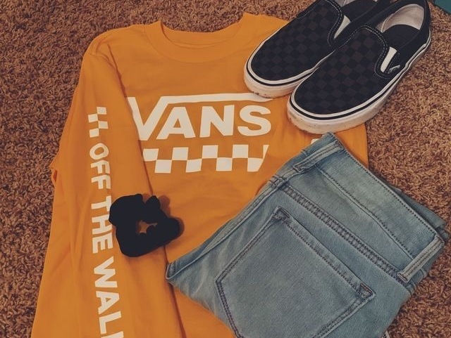 Me visto com um shorts, uma camiseta grande e um vans, normalmente uso um scrunchie (n sei como escreve :p)