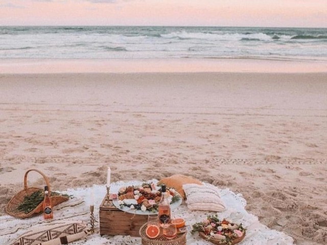 Ele me levou a um piquenique na praia, onde só dava para ouvir o barulho das ondas do mar e apreciar um lindo pôr do sol.